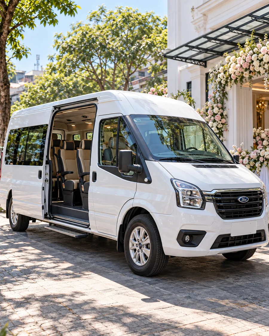 Xe Ford Transit đưa khách